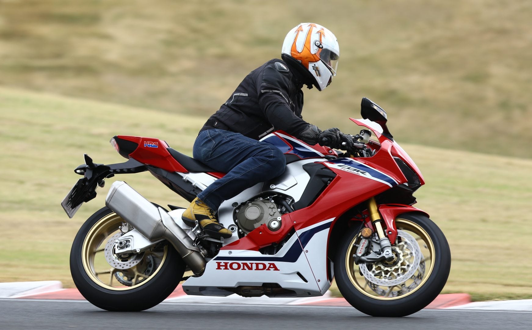 Nova Honda CBR 1000RR-R chega ao País mais potente e esportiva